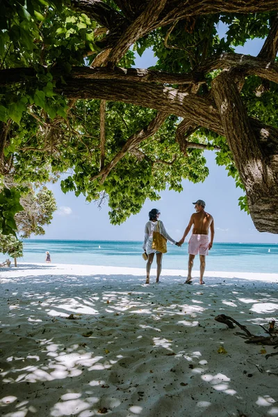 Пальмовий пляж Аруба Кариби, білий довгий піщаний пляж з пальмами в Арубі. — стокове фото