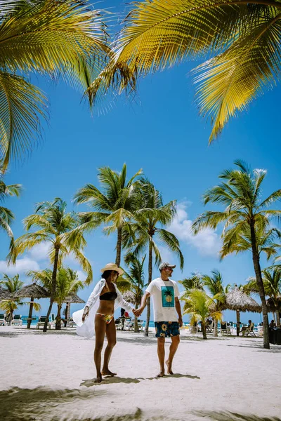 Palm beach Aruba Caraïbes, longue plage de sable blanc avec palmiers à Aruba — Photo