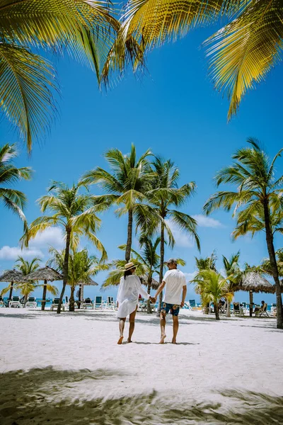 Spiaggia di palme Aruba Caraibi, lunga spiaggia di sabbia bianca con palme ad Aruba — Foto Stock