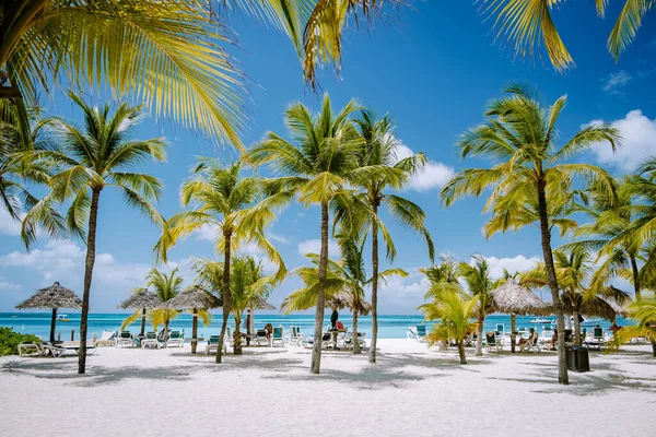 Plaja de palmier Aruba Caraibe, plaja de nisip lung alb cu palmieri la Aruba — Fotografie, imagine de stoc