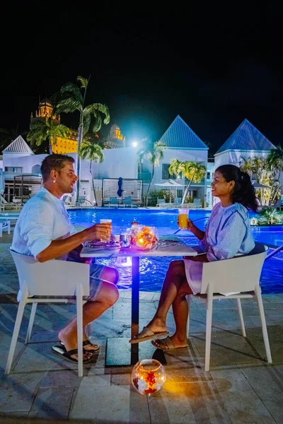 Station de luxe avec piscine près de Palm Beach Aruba — Photo