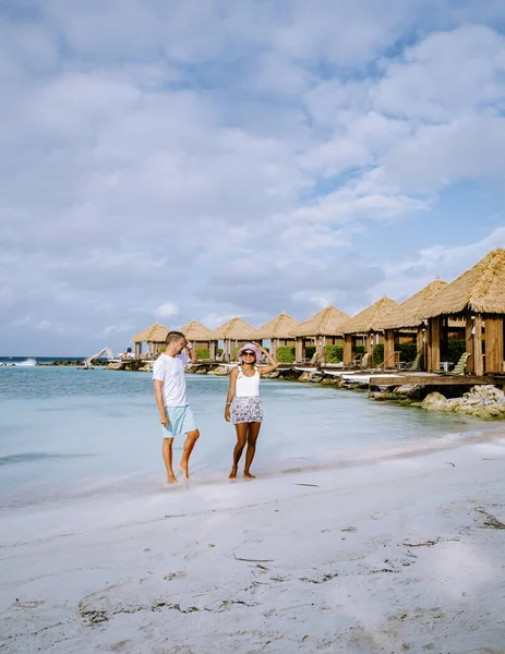 Spiaggia di Aruba con fenicotteri rosa in spiaggia, fenicottero in spiaggia nell'isola di Aruba Caraibi — Foto Stock