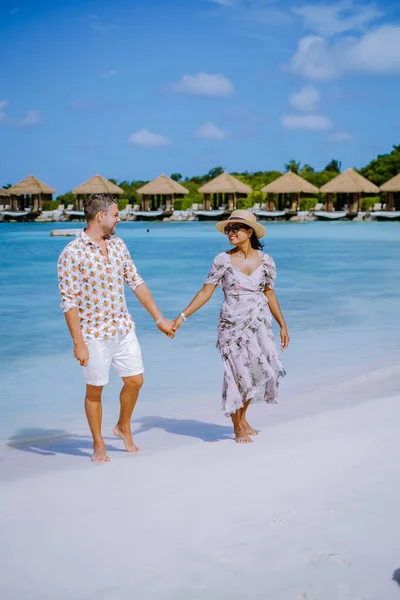 Stranden Aruba med rosa flamingos på stranden, flamingo på stranden i Aruba Island Caribbean — Stockfoto