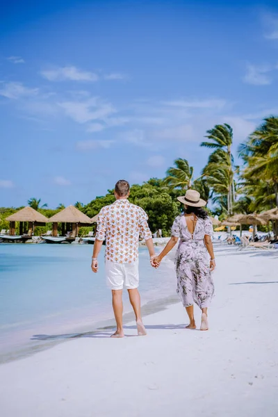 Plage d'Aruba avec flamants roses à la plage, flamant rose à la plage de l'île d'Aruba Caraïbes — Photo