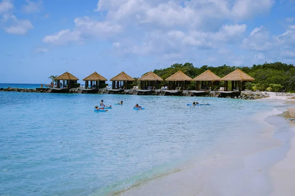 Spiaggia di Aruba con fenicotteri rosa in spiaggia, fenicottero in spiaggia nell'isola di Aruba Caraibi — Foto Stock