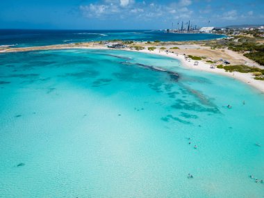 İnanılmaz Bebek Sahili ve Aruba, Karayipler kıyıları, mavi okyanus plajlı beyaz plaj