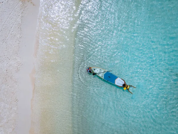 Increíble playa de bebé y costa en Aruba, Caribe, playa blanca con playa tropical de océano azul — Foto de Stock