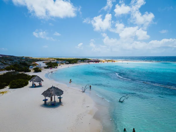 카리브해, 아루바의 놀라운 아기 해변 과해 안, 푸른 바 다 열대 해변 이 있는 백사장 — 스톡 사진
