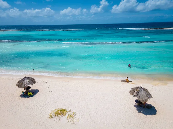 アルバ、カリブ海、青い海の熱帯のビーチと白いビーチで素晴らしいベビービーチと海岸 — ストック写真