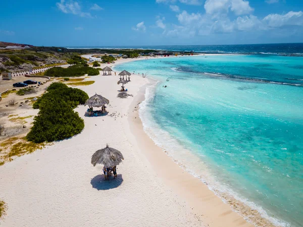 İnanılmaz Bebek Sahili ve Aruba, Karayipler kıyıları, mavi okyanus plajlı beyaz plaj — Stok fotoğraf