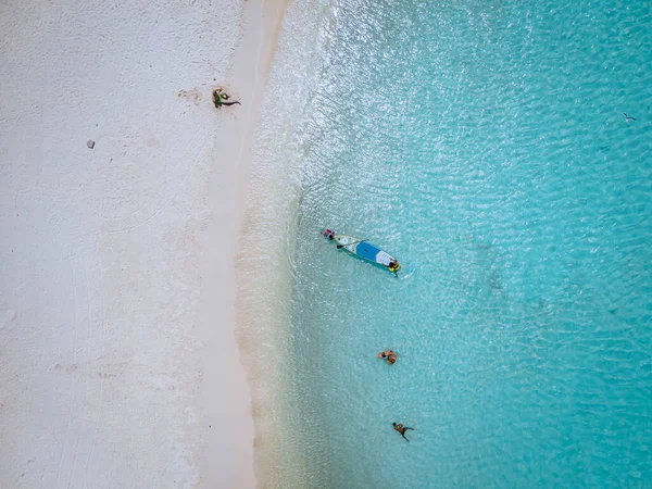 Niesamowite Baby Beach i wybrzeża na Arubie, Karaiby, biała plaża z błękitnym oceanem tropikalnej plaży — Zdjęcie stockowe