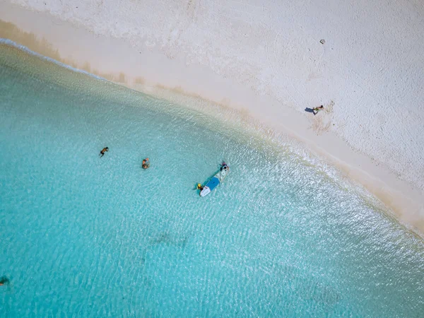 Удивительный пляж Baby Beach и побережье на Арубе, Карибские острова, белый пляж с голубым океаном — стоковое фото