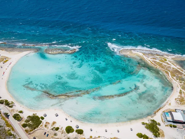 İnanılmaz Bebek Sahili ve Aruba, Karayipler kıyıları, mavi okyanus plajlı beyaz plaj