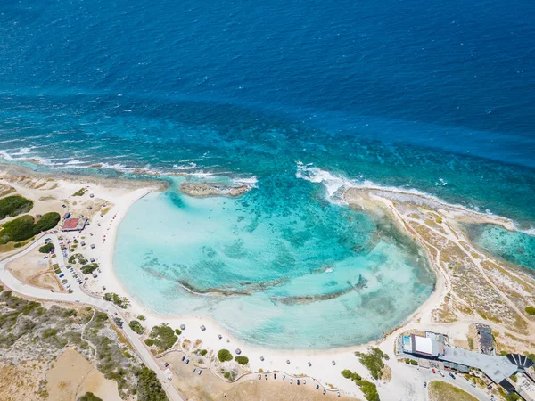 İnanılmaz Bebek Sahili ve Aruba, Karayipler kıyıları, mavi okyanus plajlı beyaz plaj