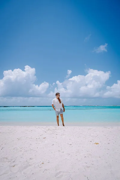 İnanılmaz Bebek Sahili ve Aruba, Karayipler kıyıları, mavi okyanus plajlı beyaz plaj — Stok fotoğraf