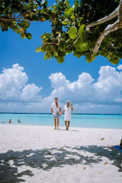 Amazing Baby Beach e costa em Aruba, Caribe, praia branca com mar azul praia tropical — Fotografia de Stock