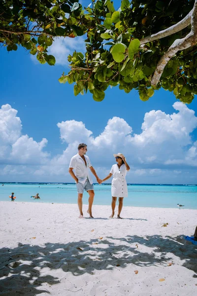Incredibile Baby Beach e costa su Aruba, Caraibi, spiaggia bianca con spiaggia tropicale blu oceano — Foto Stock