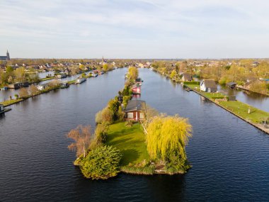 Hollanda, Vinkeveen yakınlarındaki Vinkeveense Plassen Gölü 'ndeki küçük adaların hava manzarası. Hollanda 'da dinlenmek için güzel bir doğa alanıdır.