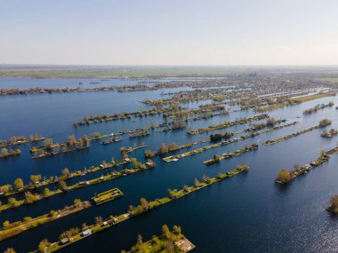 Hollanda, Vinkeveen yakınlarındaki Vinkeveense Plassen Gölü 'ndeki küçük adaların hava manzarası. Hollanda 'da dinlenmek için güzel bir doğa alanıdır.