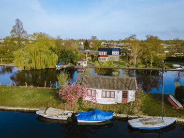 Hollanda, Vinkeveen yakınlarındaki Vinkeveense Plassen Gölü 'ndeki küçük adaların hava manzarası. Hollanda 'da dinlenmek için güzel bir doğa alanıdır.