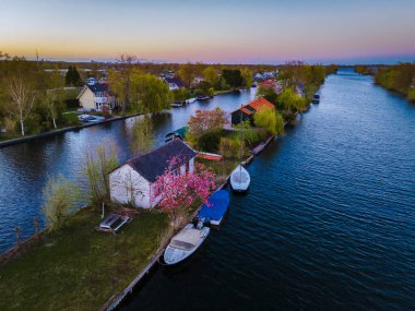 Hollanda, Vinkeveen yakınlarındaki Vinkeveense Plassen Gölü 'ndeki küçük adaların hava manzarası. Hollanda 'da dinlenmek için güzel bir doğa alanıdır.
