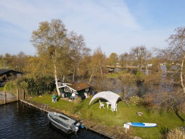 Hollanda, Vinkeveen yakınlarındaki Vinkeveense Plassen Gölü 'ndeki küçük adaların hava manzarası. Hollanda 'da dinlenmek için güzel bir doğa alanıdır.