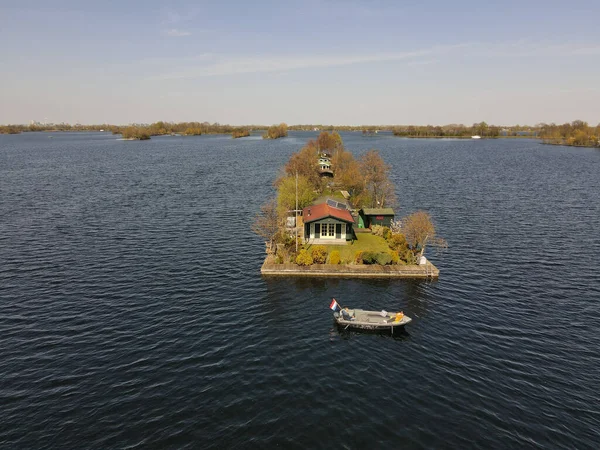 Vista aérea de pequeñas islas en el lago Vinkeveense Plassen, cerca de Vinkeveen, Holanda. Es un hermoso espacio natural para la recreación en los Países Bajos — Foto de Stock