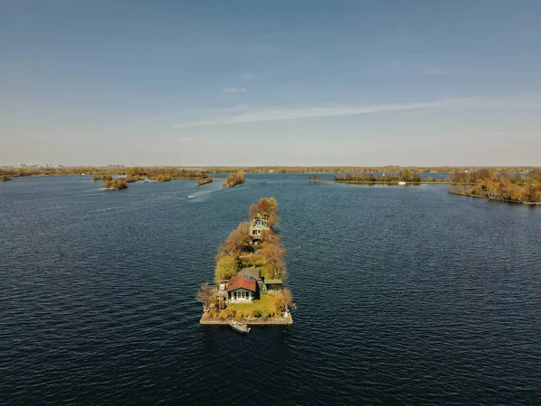 Aerial view of small islands in the Lake Vinkeveense Plassen, near Vinkeveen, Holland. It is a beautiful nature area for recreation in the Netherlands — Stock Photo, Image
