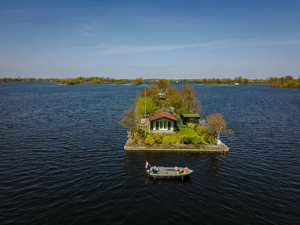 Vista aérea de pequeñas islas en el lago Vinkeveense Plassen, cerca de Vinkeveen, Holanda. Es un hermoso espacio natural para la recreación en los Países Bajos — Foto de Stock