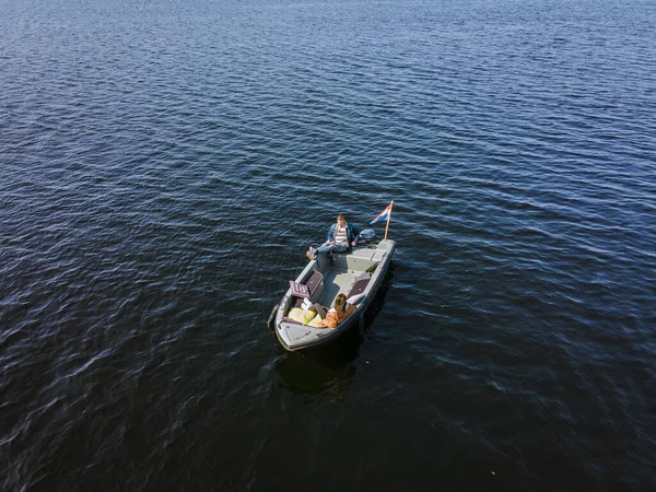 Luftaufnahme von kleinen Inseln im See Vinkeveense Plassen, in der Nähe von Vinkeveen, Holland. Es ist ein wunderschönes Naturgebiet zur Erholung in den Niederlanden — Stockfoto