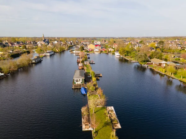 Vista aérea de pequeñas islas en el lago Vinkeveense Plassen, cerca de Vinkeveen, Holanda. Es un hermoso espacio natural para la recreación en los Países Bajos —  Fotos de Stock