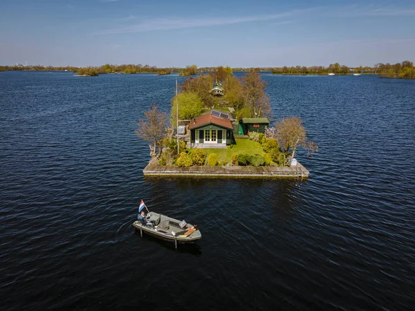 Vista aérea de pequeñas islas en el lago Vinkeveense Plassen, cerca de Vinkeveen, Holanda. Es un hermoso espacio natural para la recreación en los Países Bajos — Foto de Stock