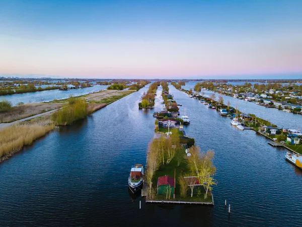 Vista aérea de pequeñas islas en el lago Vinkeveense Plassen, cerca de Vinkeveen, Holanda. Es un hermoso espacio natural para la recreación en los Países Bajos — Foto de Stock