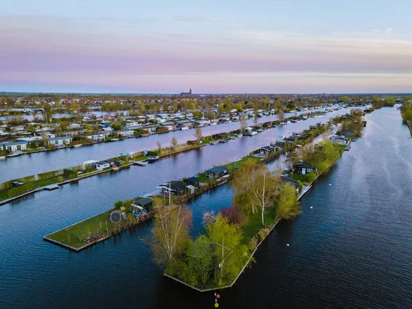 Vista aérea de pequeñas islas en el lago Vinkeveense Plassen, cerca de Vinkeveen, Holanda. Es un hermoso espacio natural para la recreación en los Países Bajos — Foto de Stock