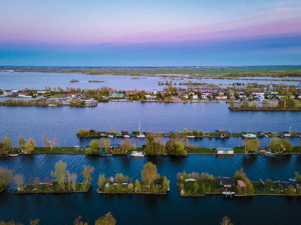 Vue aérienne de petites îles du lac Vinkeveense Plassen, près de Vinkeveen, en Hollande. C'est une belle zone naturelle pour les loisirs aux Pays-Bas — Photo