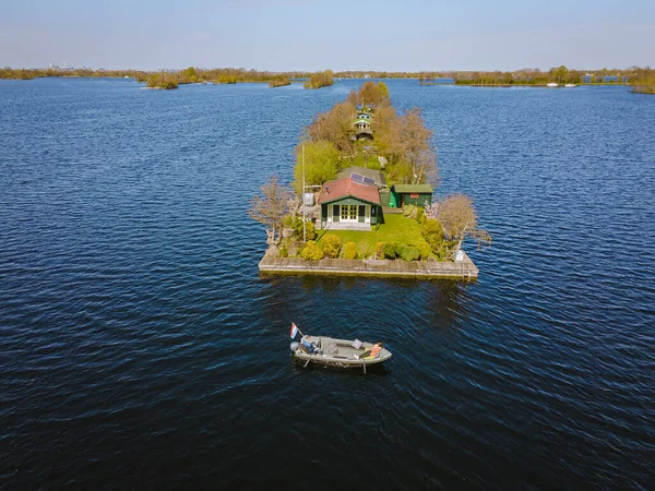 Vista aérea de pequeñas islas en el lago Vinkeveense Plassen, cerca de Vinkeveen, Holanda. Es un hermoso espacio natural para la recreación en los Países Bajos — Foto de Stock