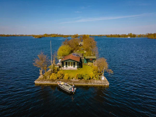 Vista aérea de pequeñas islas en el lago Vinkeveense Plassen, cerca de Vinkeveen, Holanda. Es un hermoso espacio natural para la recreación en los Países Bajos — Foto de Stock