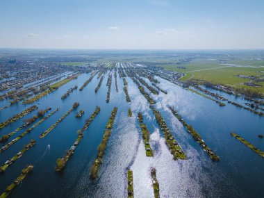 Hollanda, Vinkeveen yakınlarındaki Vinkeveense Plassen Gölü 'ndeki küçük adaların hava manzarası. Hollanda 'da dinlenmek için güzel bir doğa alanıdır.