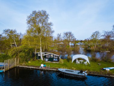 Hollanda, Vinkeveen yakınlarındaki Vinkeveense Plassen Gölü 'ndeki küçük adaların hava manzarası. Hollanda 'da dinlenmek için güzel bir doğa alanıdır.