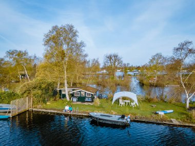 Hollanda, Vinkeveen yakınlarındaki Vinkeveense Plassen Gölü 'ndeki küçük adaların hava manzarası. Hollanda 'da dinlenmek için güzel bir doğa alanıdır.