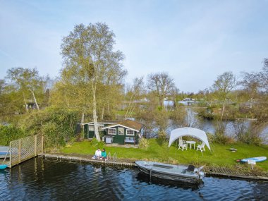 Hollanda, Vinkeveen yakınlarındaki Vinkeveense Plassen Gölü 'ndeki küçük adaların hava manzarası. Hollanda 'da dinlenmek için güzel bir doğa alanıdır.