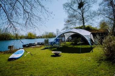 Hollanda, Vinkeveen yakınlarındaki Vinkeveense Plassen Gölü 'ndeki küçük adaların hava manzarası. Hollanda 'da dinlenmek için güzel bir doğa alanıdır.