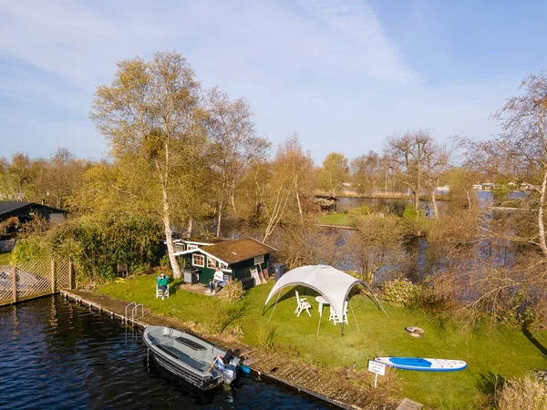 Hollanda, Vinkeveen yakınlarındaki Vinkeveense Plassen Gölü 'ndeki küçük adaların hava manzarası. Hollanda 'da dinlenmek için güzel bir doğa alanıdır.