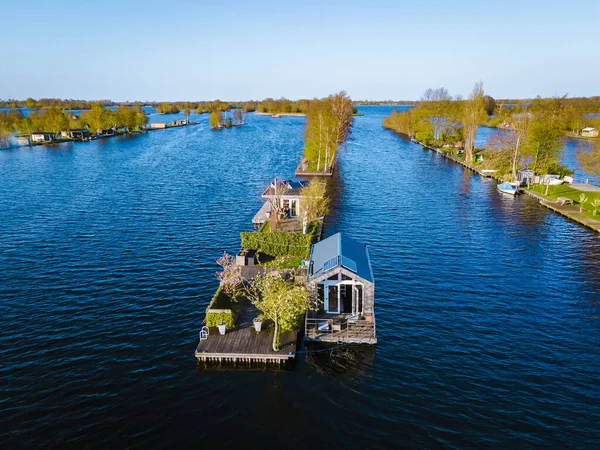 Vista aérea de pequeñas islas en el lago Vinkeveense Plassen, cerca de Vinkeveen, Holanda. Es un hermoso espacio natural para la recreación en los Países Bajos — Foto de Stock