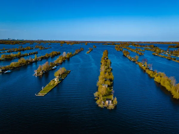 Vue aérienne de petites îles du lac Vinkeveense Plassen, près de Vinkeveen, en Hollande. C'est une belle zone naturelle pour les loisirs aux Pays-Bas — Photo