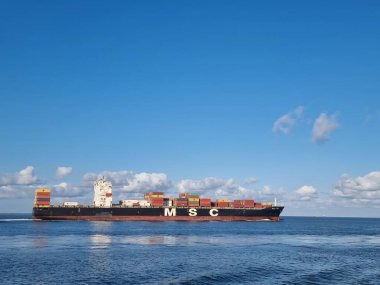 Antwerp Limanı, Belçika Westerschelde 'de kargo taşıyan büyük bir gemi.