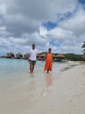 Plajda pembe flamingolu Aruba plajı, Aruba Adası Karayiplerinde flamingo.