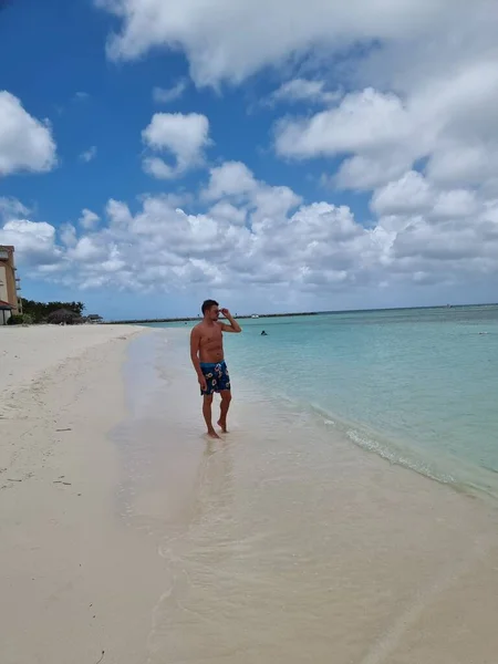 Palm Beach Aruba Caribbean, biała piaszczysta plaża z palmami na Arubie — Zdjęcie stockowe