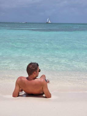 Palm Beach Aruba Karayipleri, Aruba 'da palmiye ağaçları olan beyaz kumlu plaj