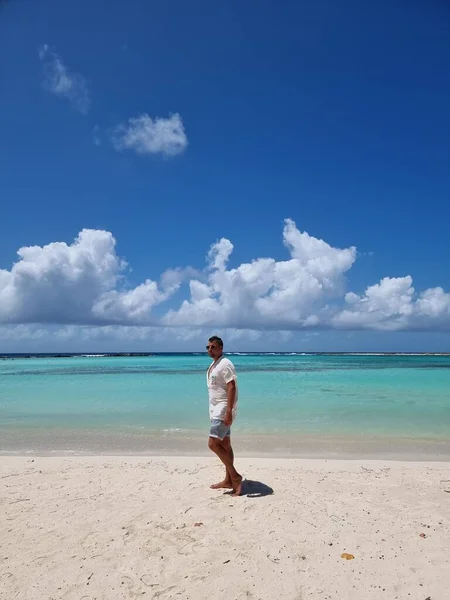 Increíble playa de bebé y costa en Aruba, Caribe, playa blanca con playa tropical de océano azul — Foto de Stock